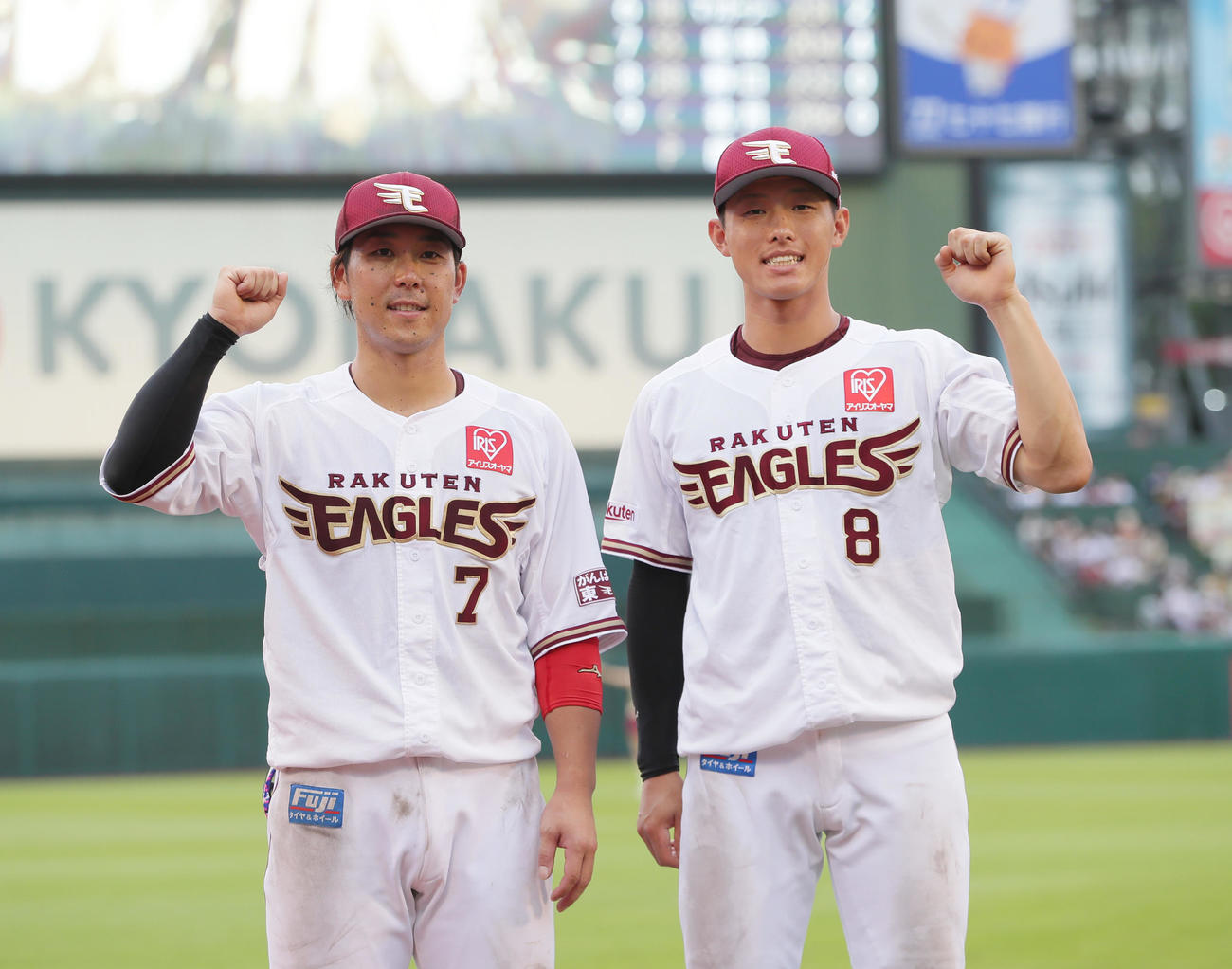 楽天対オリックス　ヒーローインタビューを終えポーズを決める楽天鈴木大（左）と辰己（撮影・足立雅史）