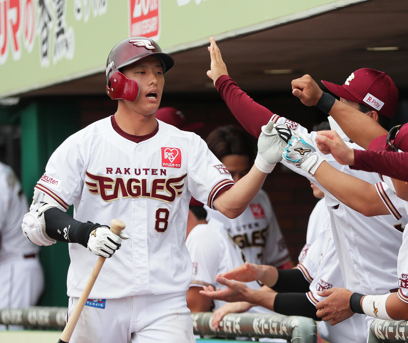 楽天対オリックス　6回裏楽天無死一、三塁、辰己はスクイズを決めナインらとタッチを交わす（撮影・足立雅史）