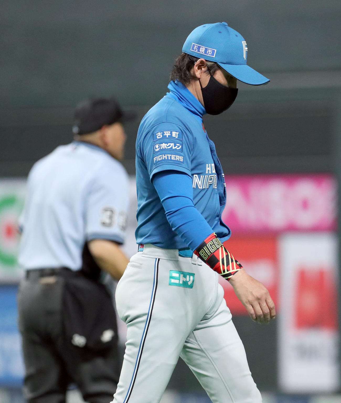 日本ハム対西武　選手交代を告げる新庄監督（撮影・佐藤翔太）