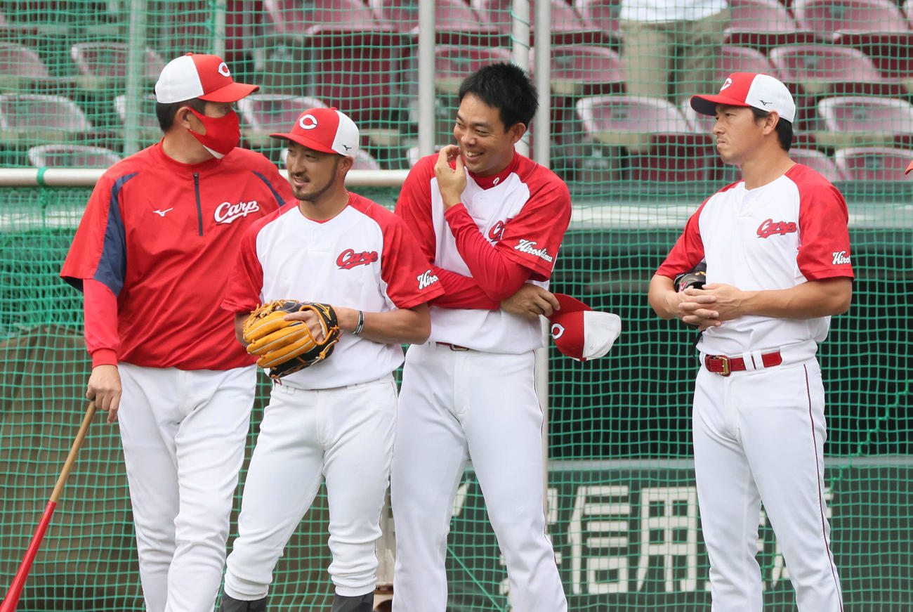 練習で笑顔を見せる、左から佐々岡監督、菊池涼、秋山、長野（撮影・加藤孝規）