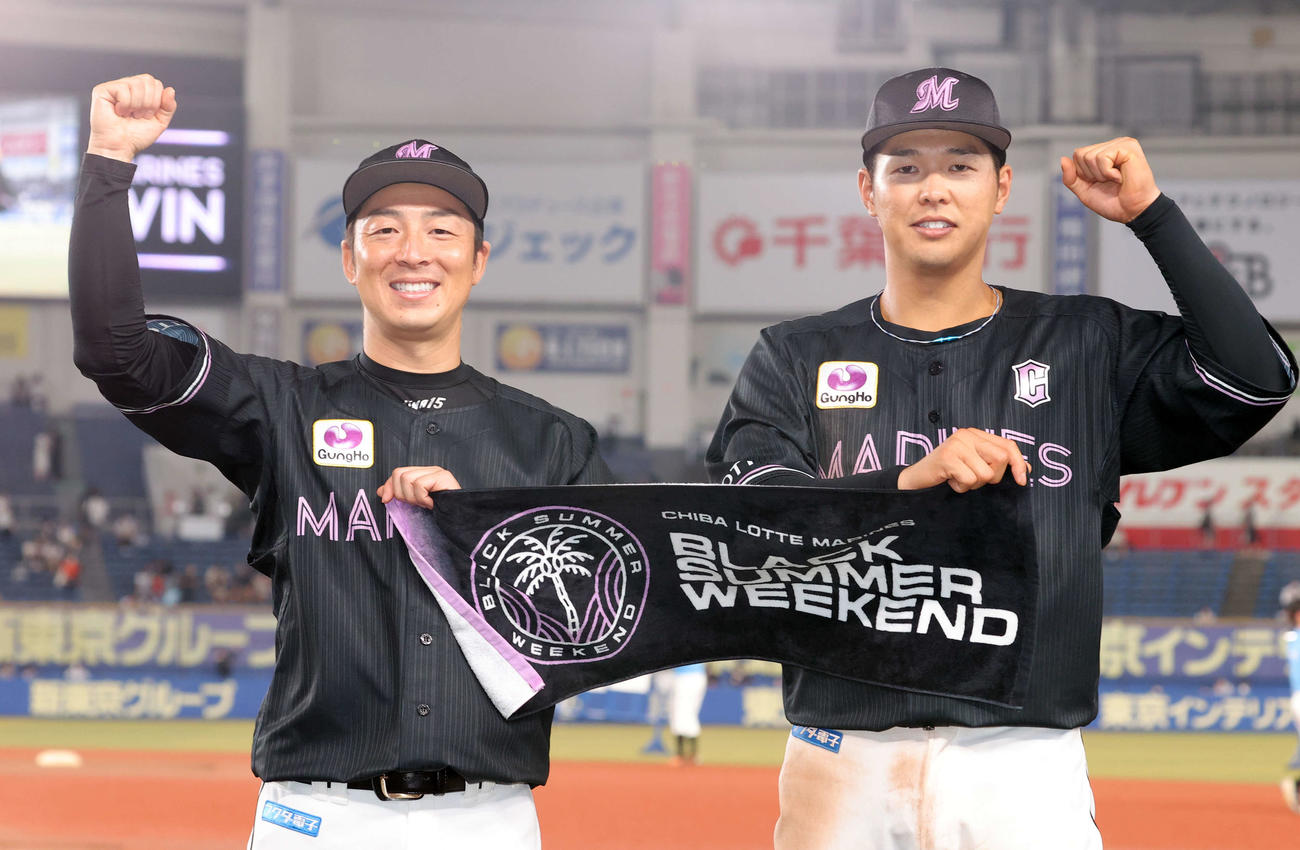 ロッテ対ソフトバンク　5勝目を挙げた美馬（左）と決勝犠飛の中村奨は笑顔でガッツポーズ（撮影・浅見桂子）