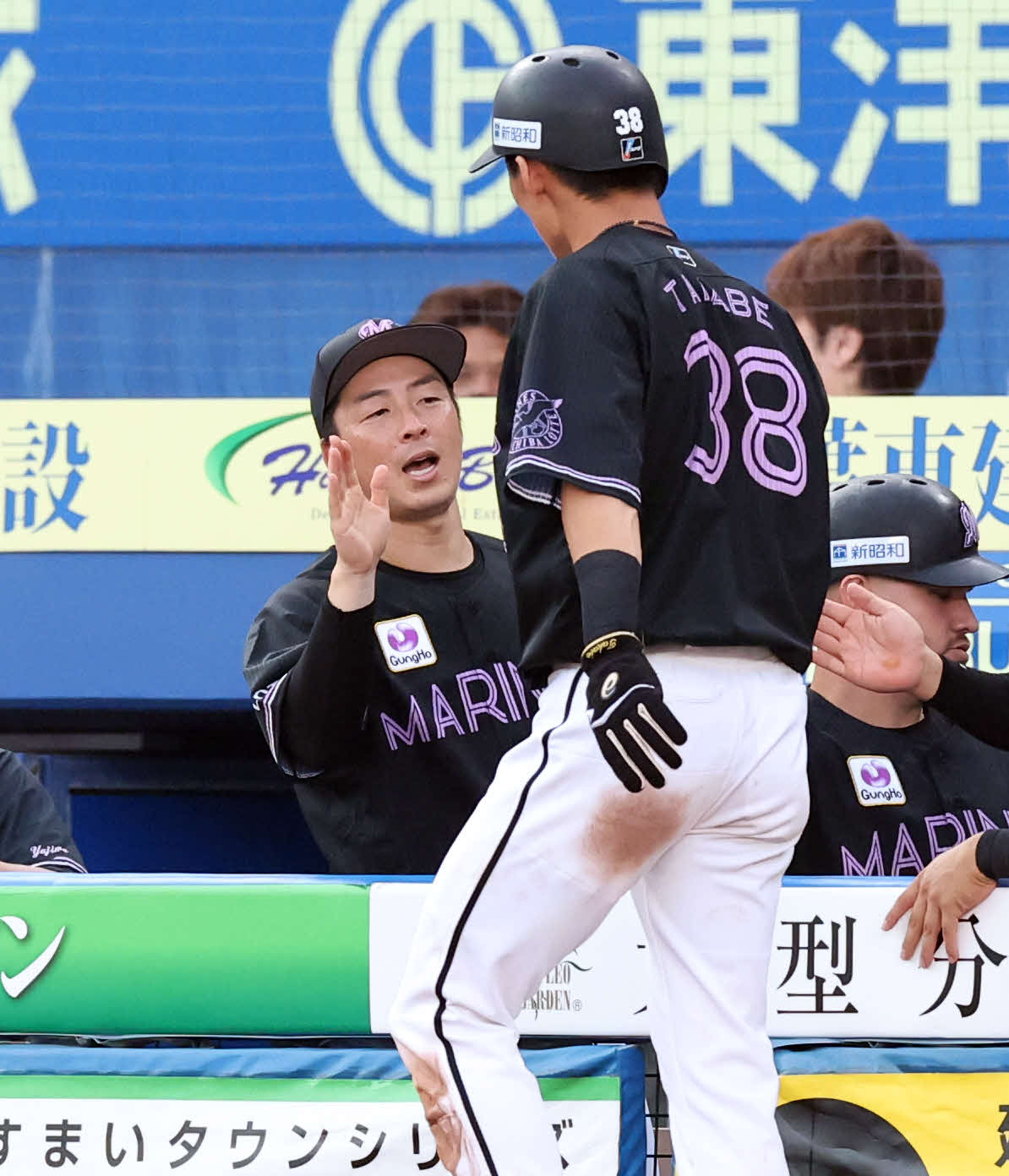 ロッテ対ソフトバンク　3回裏ロッテ無死一、三塁、中村奨の犠飛で勝ち越しの生還をした高部（手前）を笑顔で迎える美馬（撮影・浅見桂子）