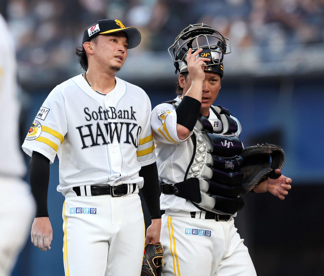 ロッテ対ソフトバンク　5回裏ロッテの攻撃後、甲斐（右）と話しながらベンチに戻る東浜（撮影・浅見桂子）