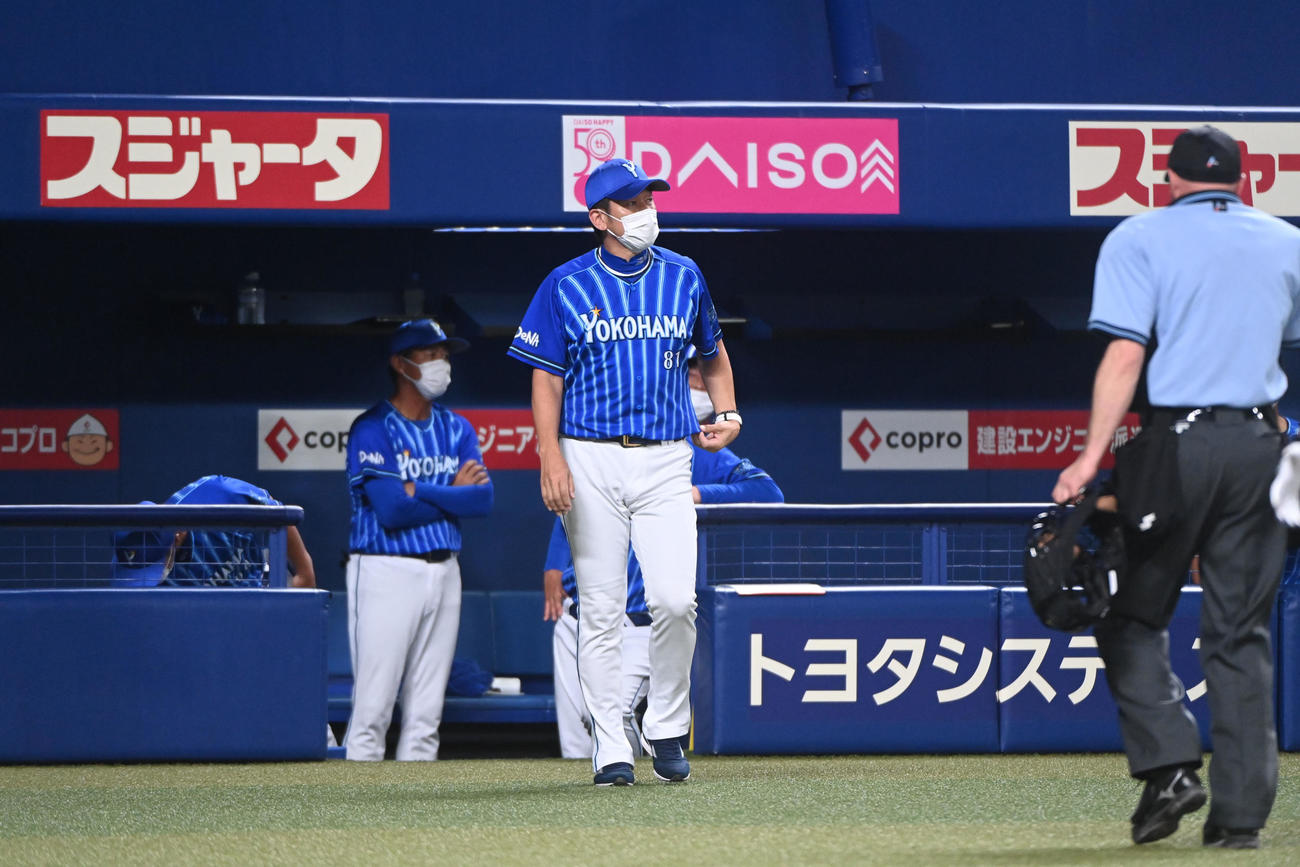 中日対DeNA 6回裏中日2死二、三塁、投手交代を告げる三浦大輔監督（撮影・森本幸一）