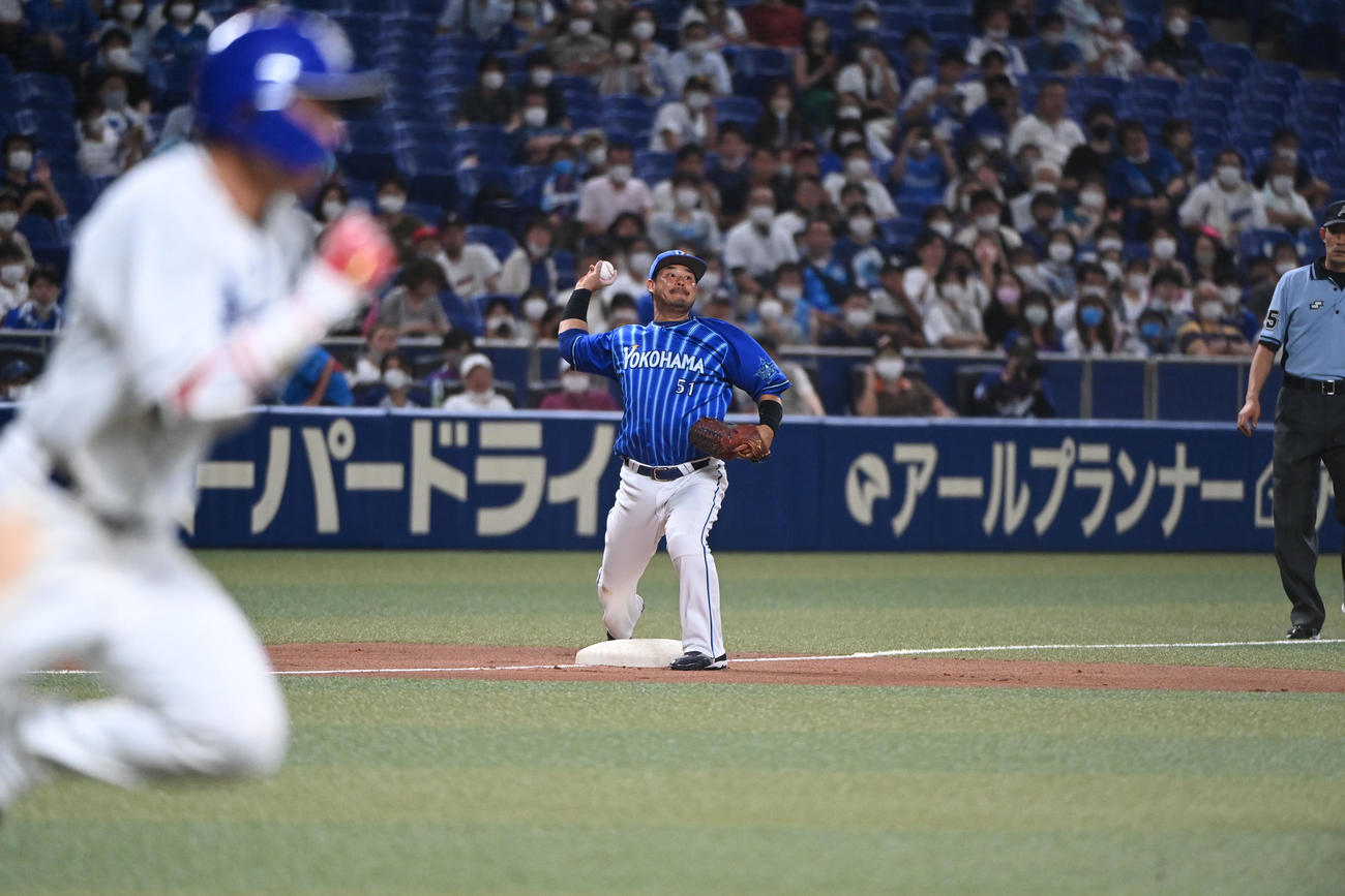 中日対DeNA 5回裏中日1死、大島洋平の打球を好捕し一塁へ送球する宮崎（撮影・森本幸一）
