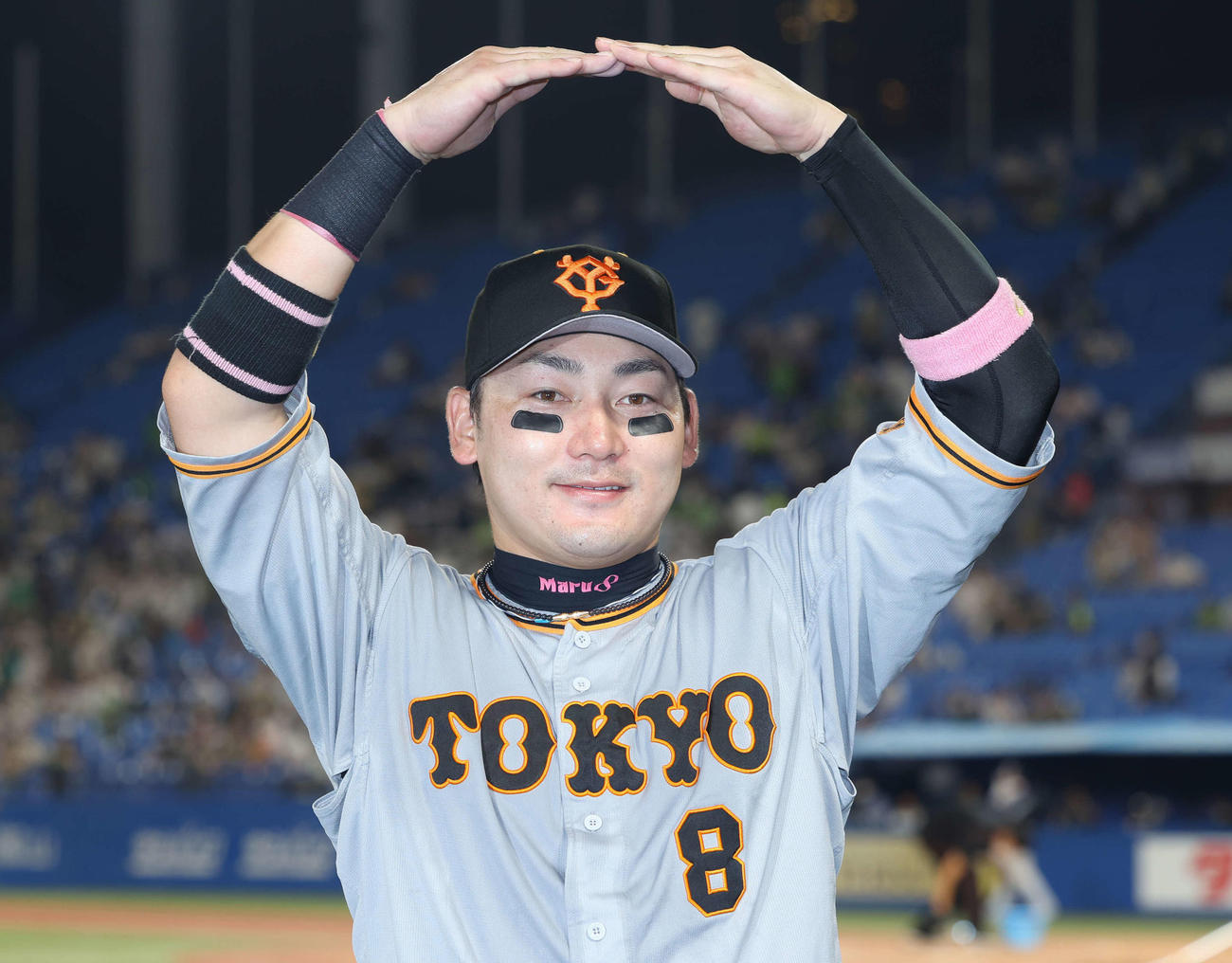 ヤクルト対巨人　ヤクルトに勝利し、決勝弾の丸は丸ポーズで写真に納まる（撮影・河田真司）