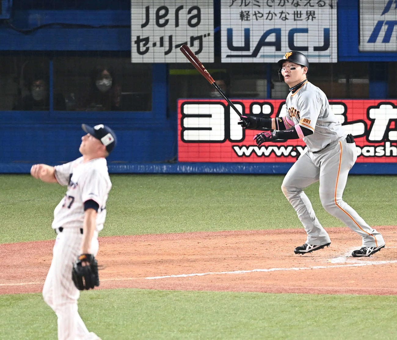 ヤクルト対巨人　9回表巨人無死一塁、丸は決勝の右越え2点本塁打を放つ。投手マクガフ（撮影・山崎安昭）