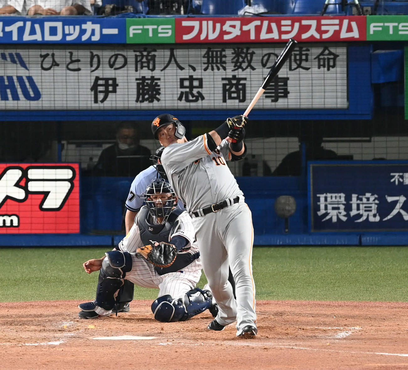 ヤクルト対巨人　3回表巨人2死三塁、中田は左越え2点本塁打を放つ（撮影・山崎安昭）