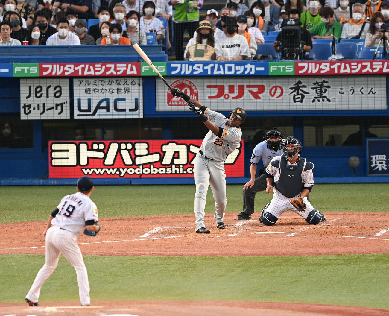ヤクルト対巨人　2回表巨人2死一塁、ポランコは右越え2点本塁打を放つ。投手石川（撮影・山崎安昭）