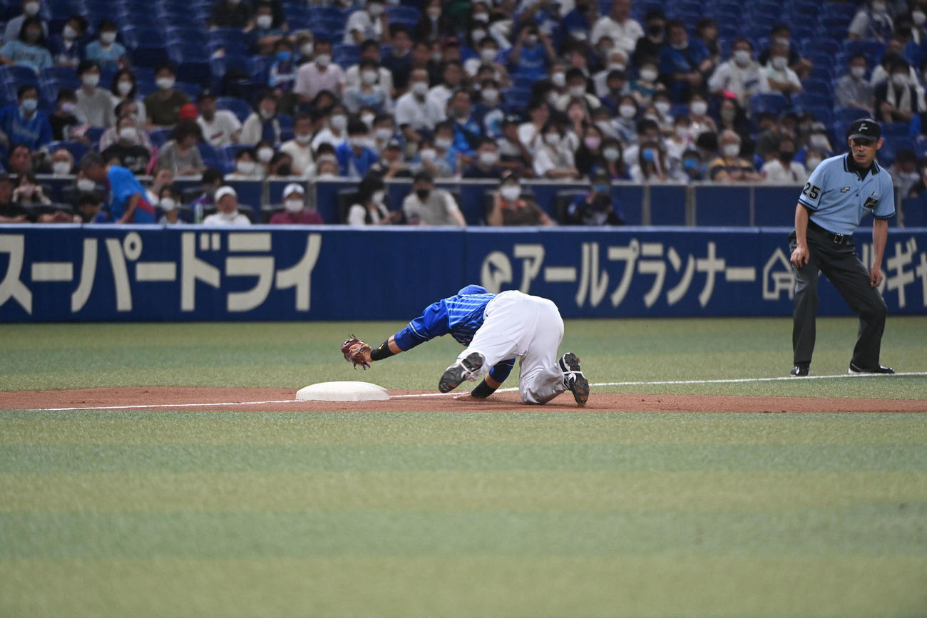 中日対DeNA 5回裏中日1死、大島洋平の打球を好捕する宮崎（撮影・森本幸一）