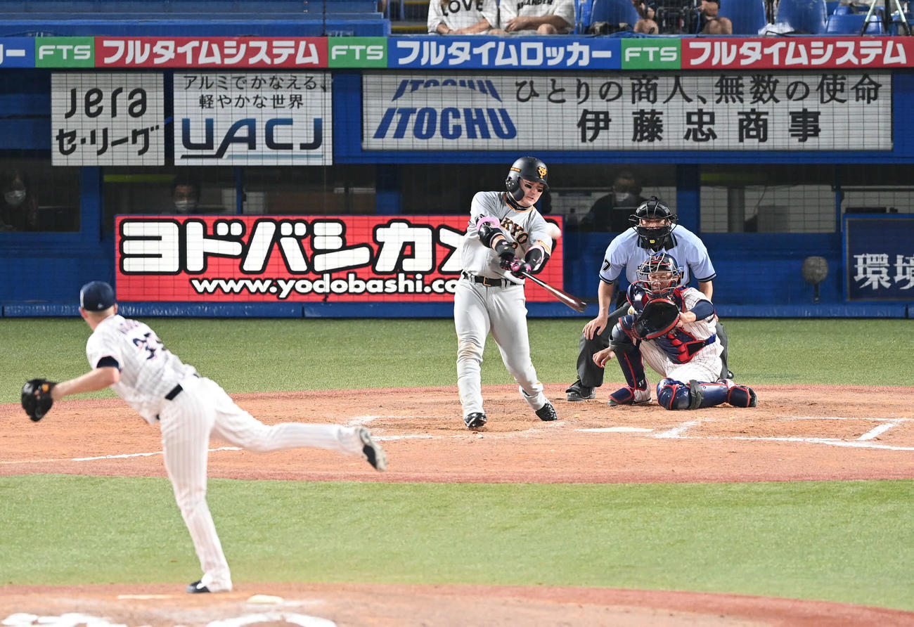 ヤクルト対巨人　9回表巨人無死一塁、丸は右越え2点本塁打を放つ。投手マクガフ（撮影・山崎安昭）
