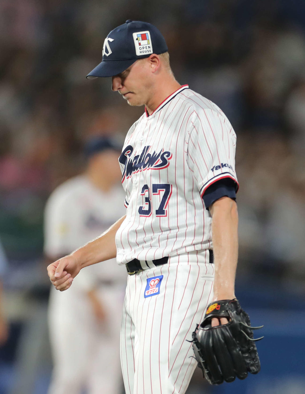 ヤクルト対巨人　9回表巨人無死一塁、丸に右越え2点本塁打を浴びるマクガフ（撮影・河田真司）