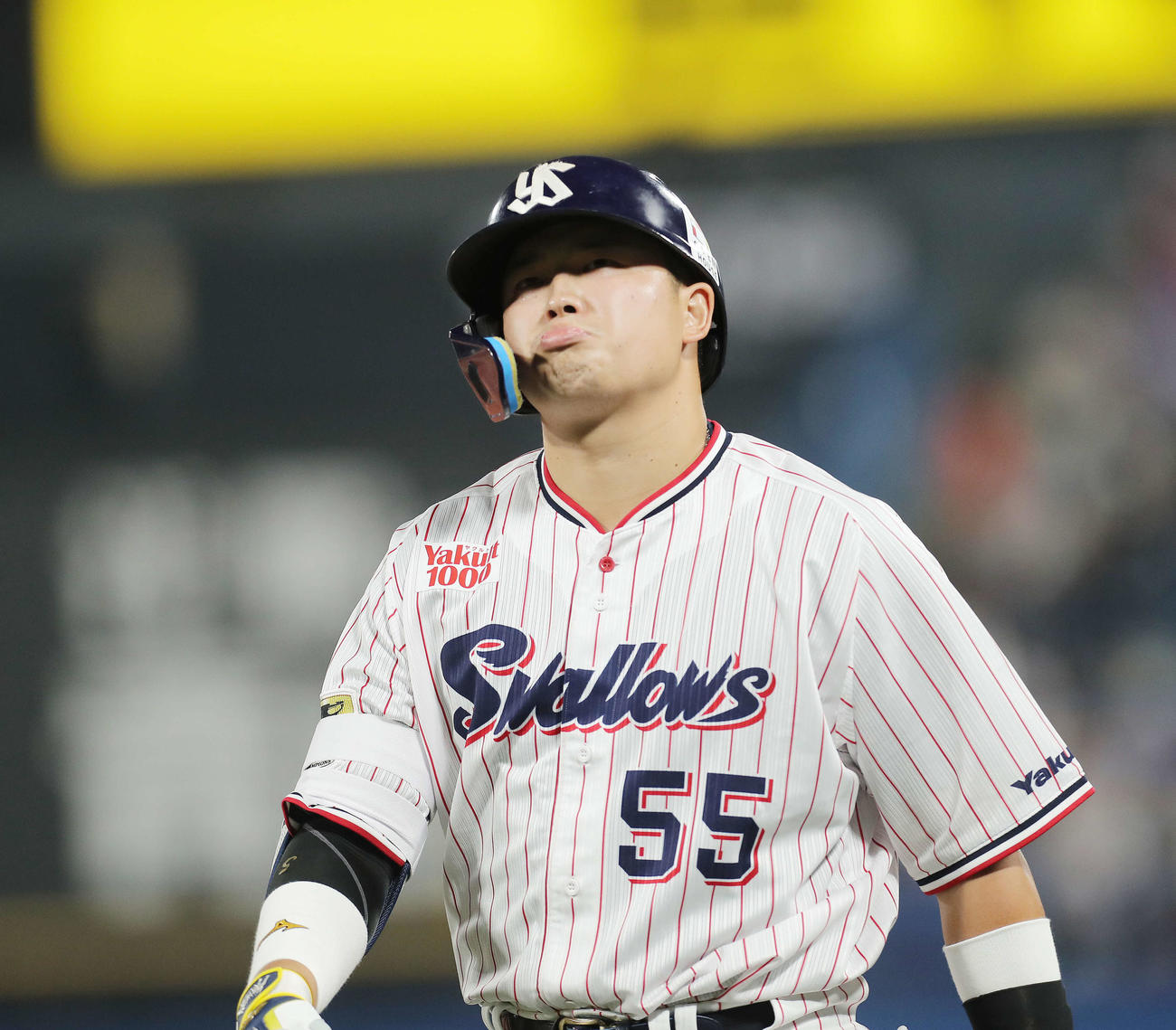 ヤクルト対巨人　9回裏ヤクルト1死、二ゴロに倒れ、浮かない表情を浮かべる村上（撮影・河田真司）