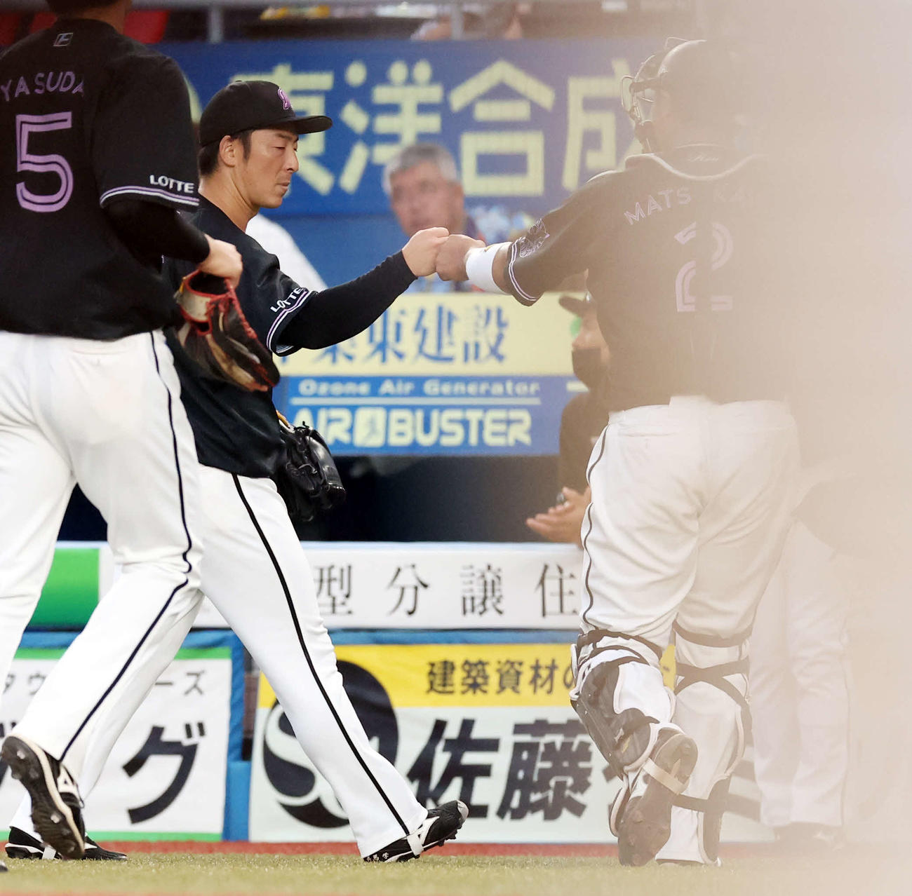 ロッテ対ソフトバンク　5回表ソフトバンクの攻撃を3人で仕留めた美馬（左）は松川とグータッチ（撮影・浅見桂子）