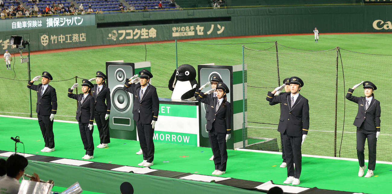 制服姿で盛り上げるJR東日本の応援団（撮影・野上伸悟）
