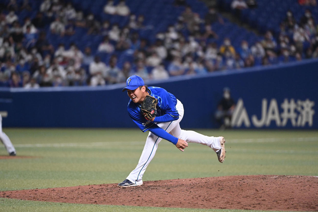 中日対DeNA 9回裏、DeNA5番手で登板する山崎（撮影・森本幸一）