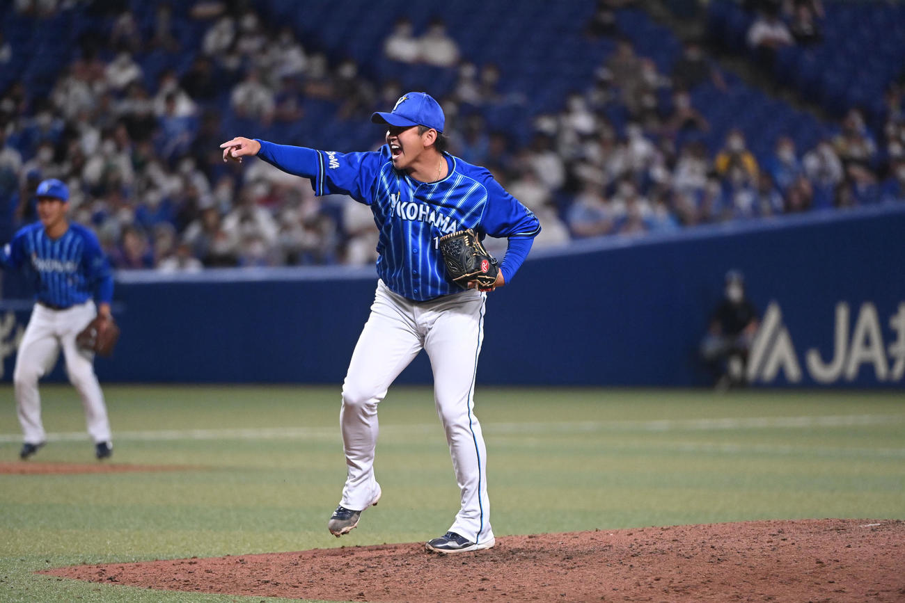 中日対DeNA 9回裏、DeNA5番手で登板する山崎（撮影・森本幸一）