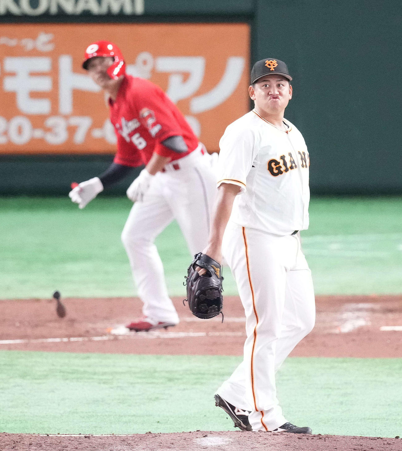 16日、広島戦の3回、長野（左）に中越え満塁本塁打を浴びる巨人戸根
