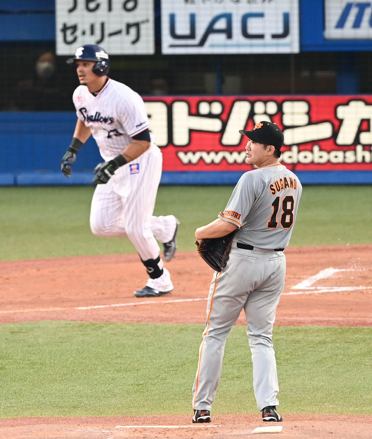 ヤクルト対巨人　1回裏ヤクルト2死満塁、菅野（手前）はオスナに右越え満塁本塁打を許す（撮影・山崎安昭）
