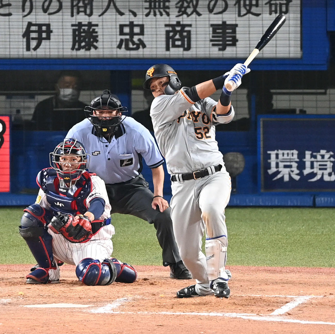 ヤクルト対巨人　9回表巨人無死、北村は中前打を放つ（撮影・山崎安昭）