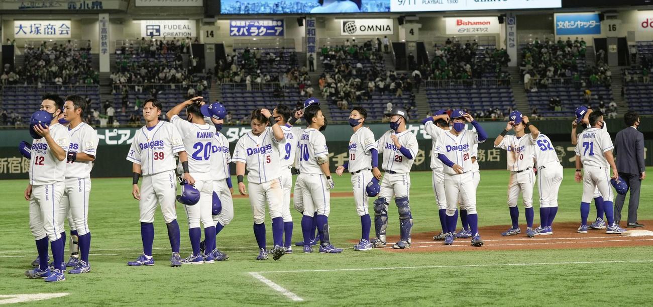JR東日本にコールド負けし、肩を落とす大阪ガスの選手（共同）