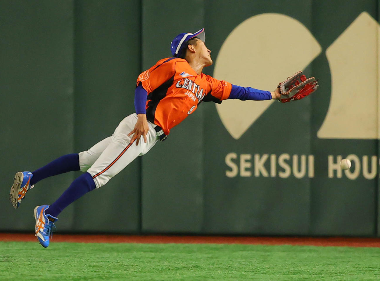 JR東海対東京ガス　8回裏東京ガス無死一塁、小野田の打球に吉田隼が飛び付こうとするも及ばず、中越え二塁打となる（撮影・野上伸悟）