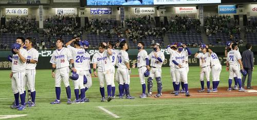 JR東日本にコールド負けし、肩を落とす大阪ガスの選手（共同）