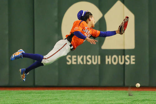 JR東海対東京ガス　8回裏東京ガス無死一塁、小野田の打球に吉田隼が飛び付こうとするも及ばず、中越え二塁打となる（撮影・野上伸悟）