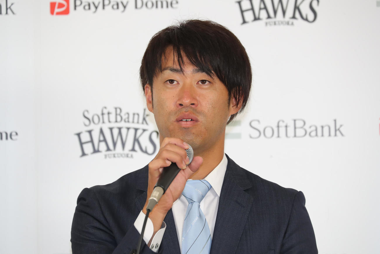 入団会見で抱負を語る秋吉亮投手（外部提供）