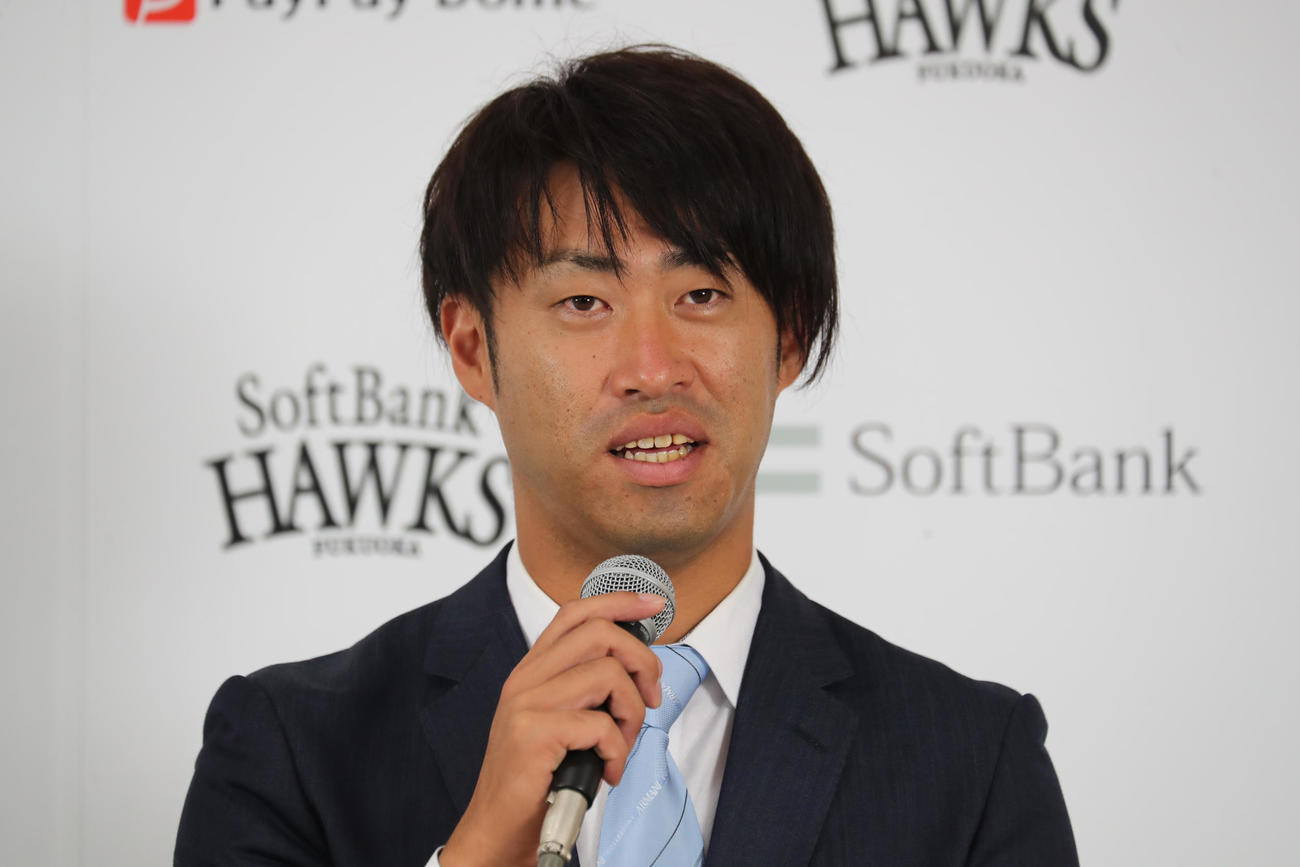 入団会見で抱負を語る秋吉亮投手（外部提供）
