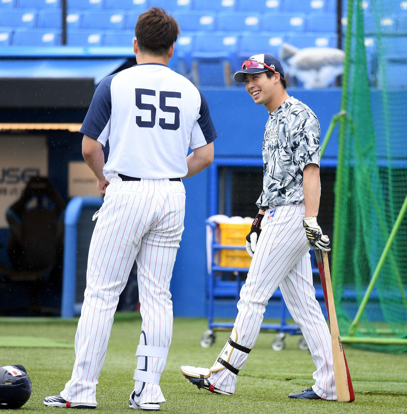 ヤクルト対巨人　戦列復帰し、村上（左）と談笑するヤクルト山田（撮影・たえ見朱実）