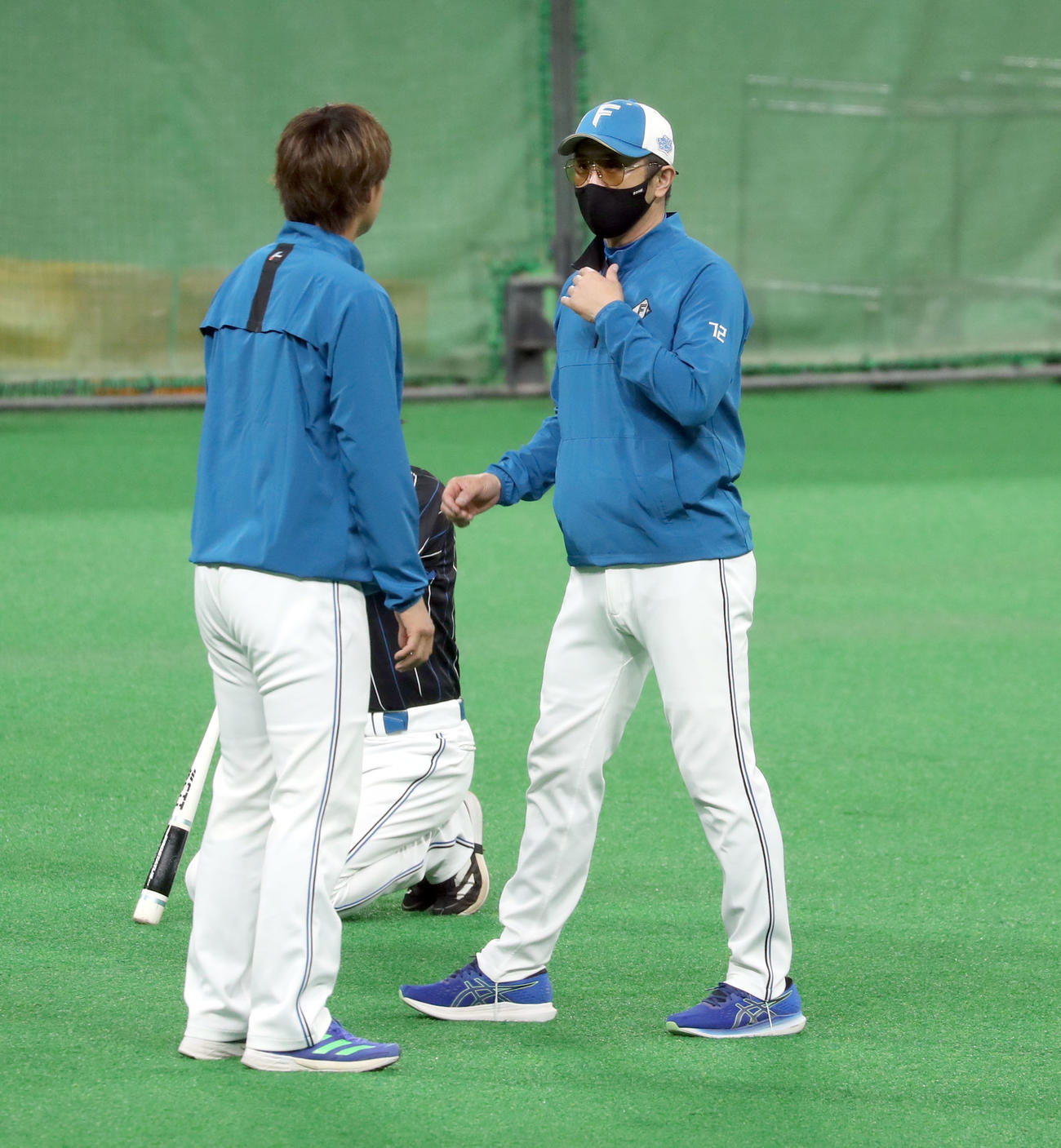 日本ハム対オリックス　サングラスをかける日本ハム山田コーチ（右）（撮影・佐藤翔太）