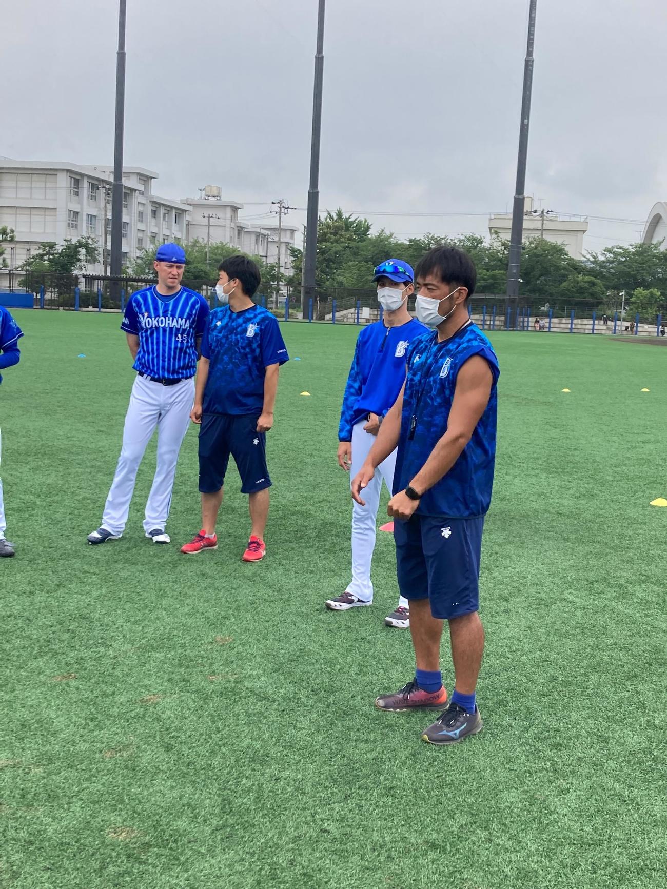選手のコンディショニングをサポートするDeNA加賀ファームAR担当（右端）（球団提供）