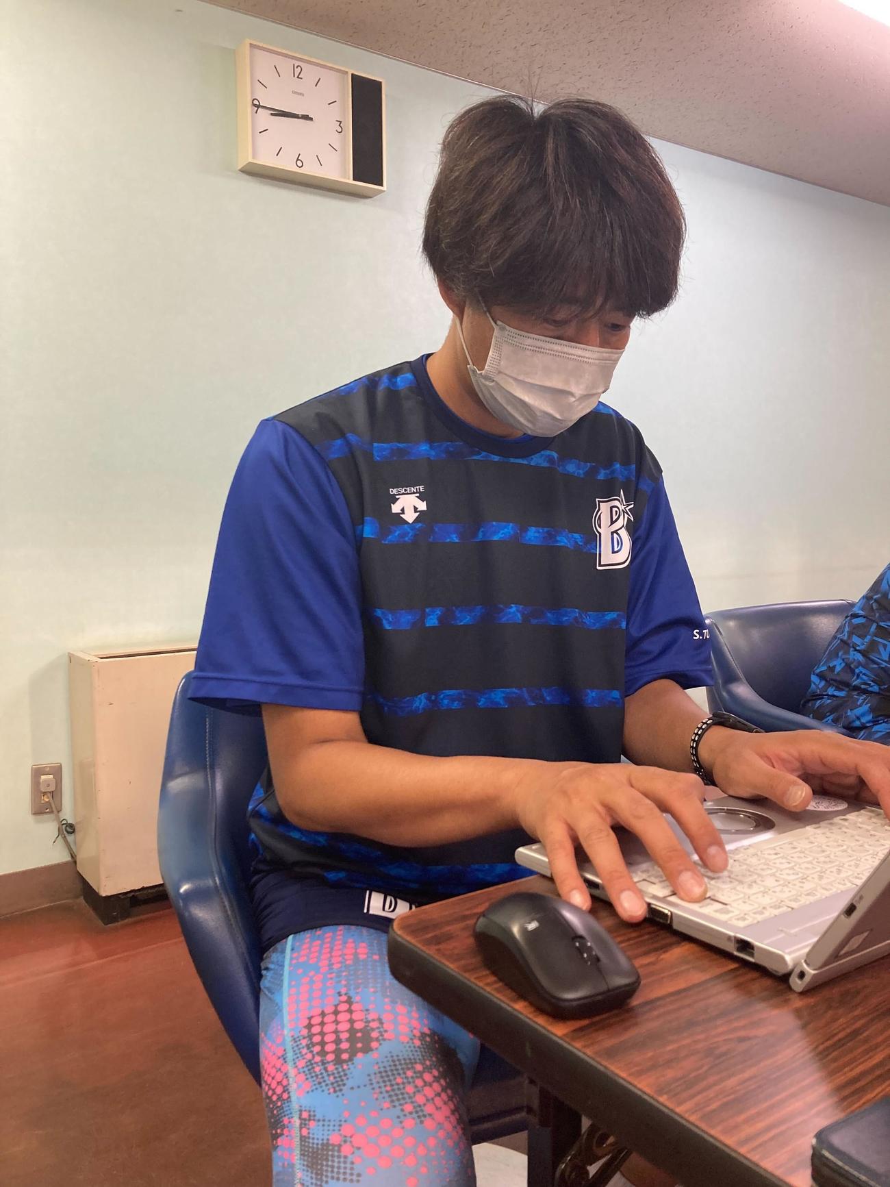 パソコンで業務するDeNA東野ファームアナリスト（球団提供）