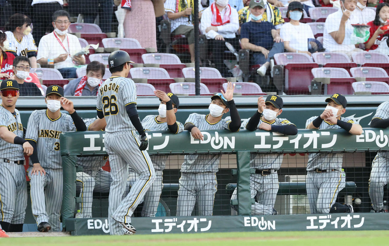 広島対阪神　2回表阪神2死一、三塁、梅野の先制右前適時打で北條が生還（撮影・加藤孝規）