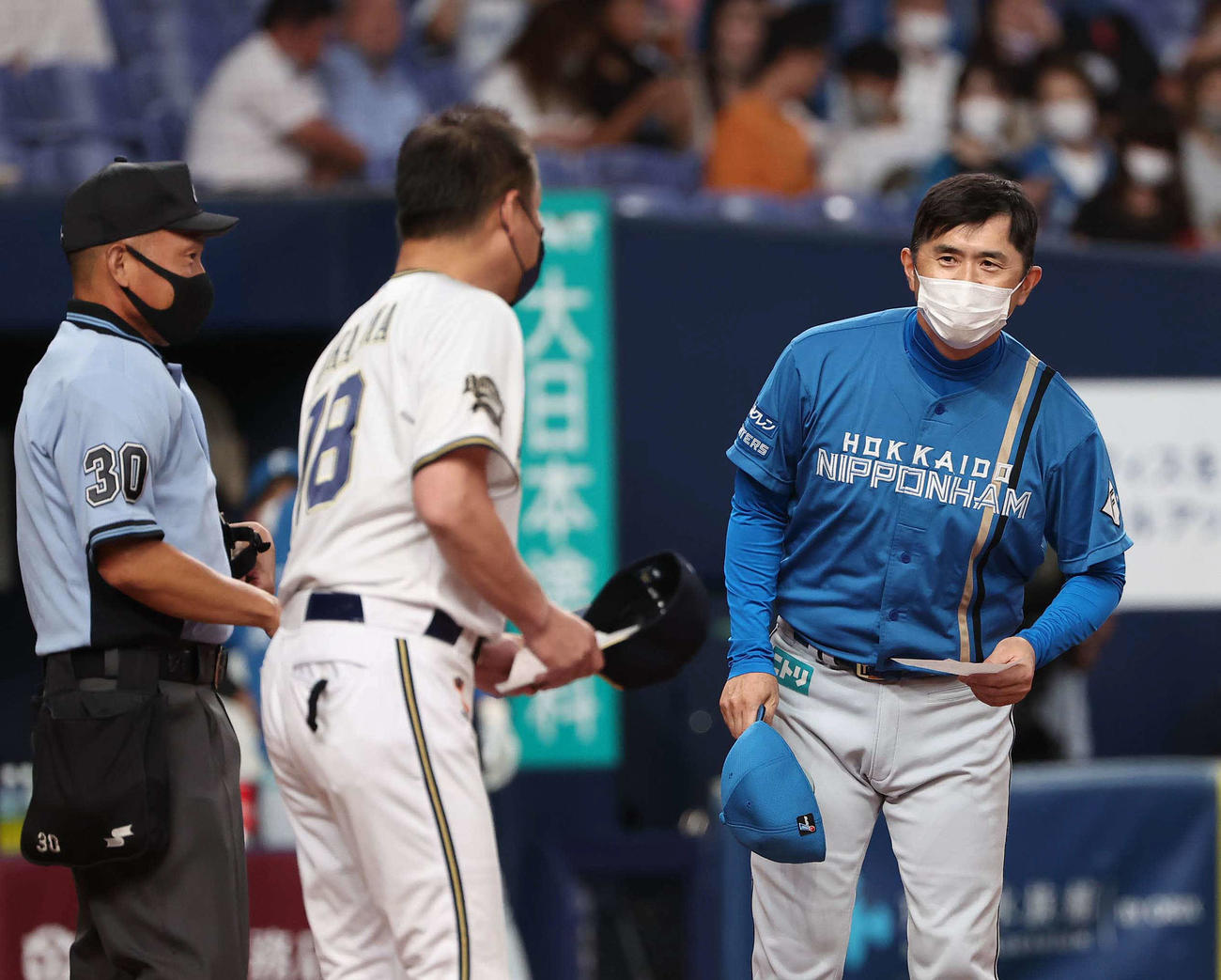 オリックス対日本ハム　山田監督代行はメンバー交換をする（撮影・上田博志）