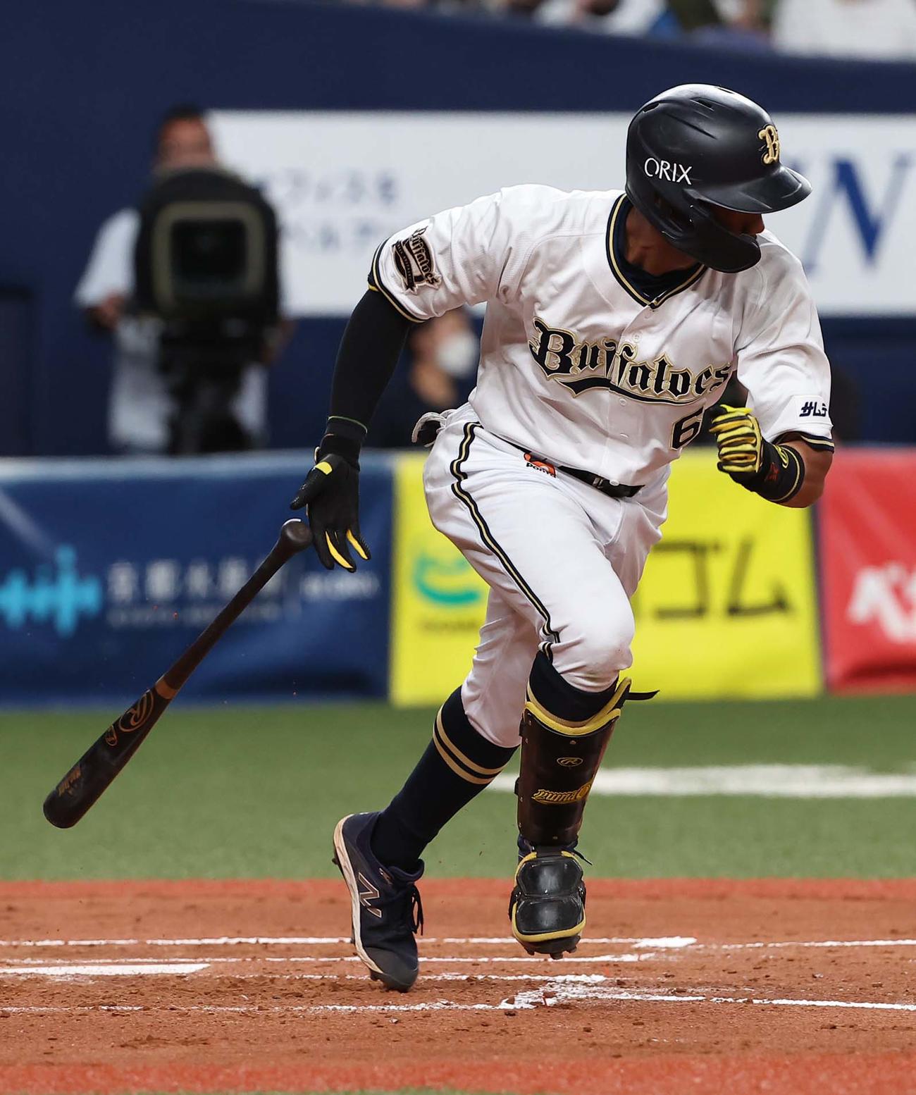 オリックス対日本ハム　2回裏オリックス2死二、三塁、宗は中前に適時打を放つ（撮影・上田博志）