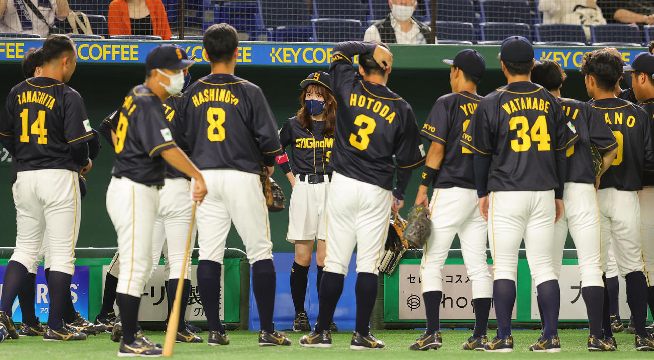 ホンダ熊本対鷺宮製作所　試合前の円陣に加わる鷺宮製作所のチームマスコット（撮影・野上伸悟）