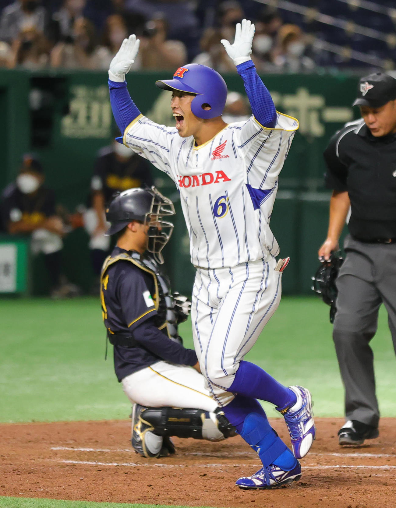 ホンダ熊本対鷺宮製作所　3回表ホンダ熊本1死二塁、右越え2点本塁打を放ち喜ぶ稲垣（撮影・野上伸悟）