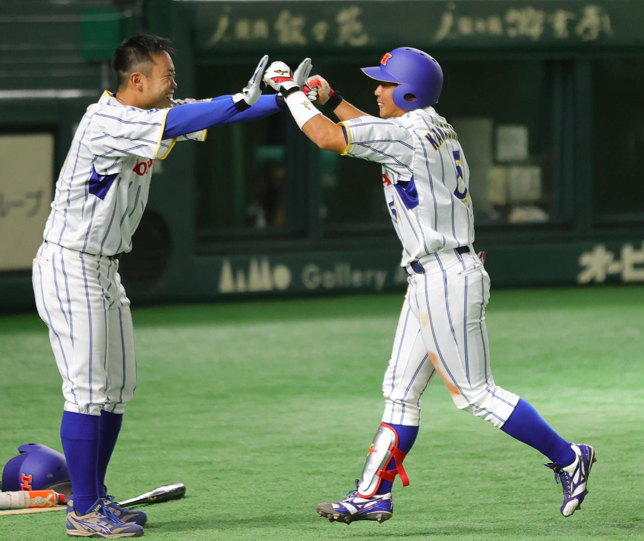 ホンダ熊本対鷺宮製作所　6回表ホンダ熊本無死、右越え本塁打を放ち喜ぶ川嶋（撮影・野上伸悟）