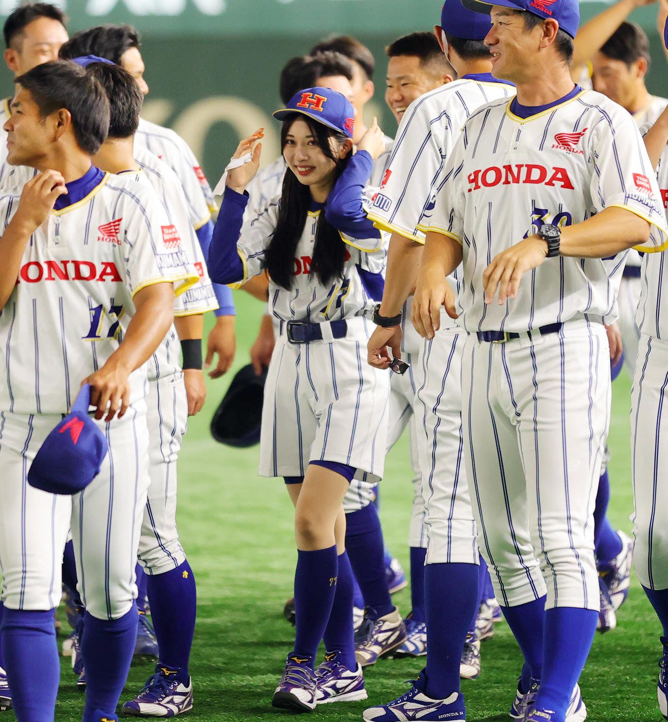 ホンダ熊本対鷺宮製作所　試合前の記念撮影を終えベンチに戻るホンダ熊本のチームマスコット（撮影・野上伸悟）