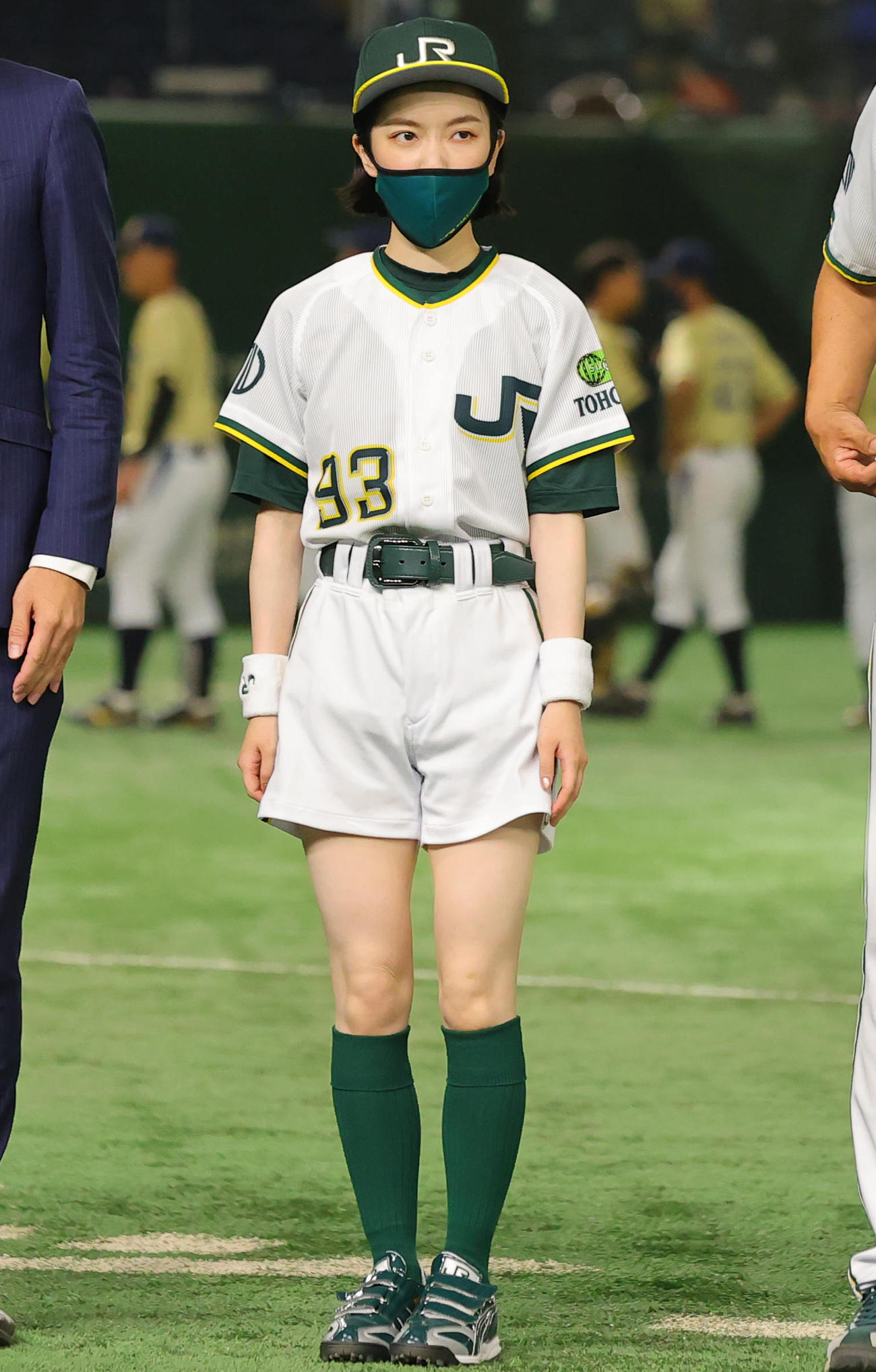 NTT西日本対JR東日本東北　8回コールド勝ちし応援席にあいさつするJR東日本東北のチームマスコット（撮影・野上伸悟）