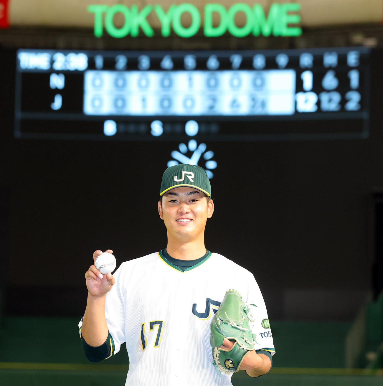 NTT西日本対JR東日本東北　8回1失点完投で初戦に勝利し笑顔のJR東日本東北・竹本（撮影・野上伸悟）