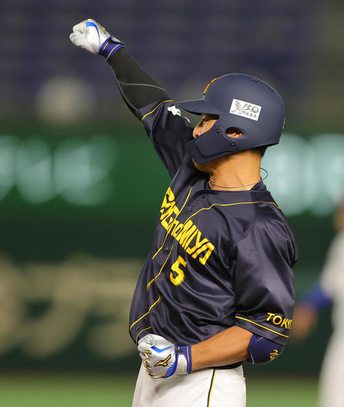 ホンダ熊本対鷺宮製作所　1回裏鷺宮製作所2死二塁、左前先制適時打を放ち喜ぶ野村（撮影・野上伸悟）