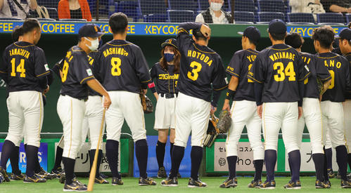 ホンダ熊本対鷺宮製作所　試合前の円陣に加わる鷺宮製作所のチームマスコット（撮影・野上伸悟）