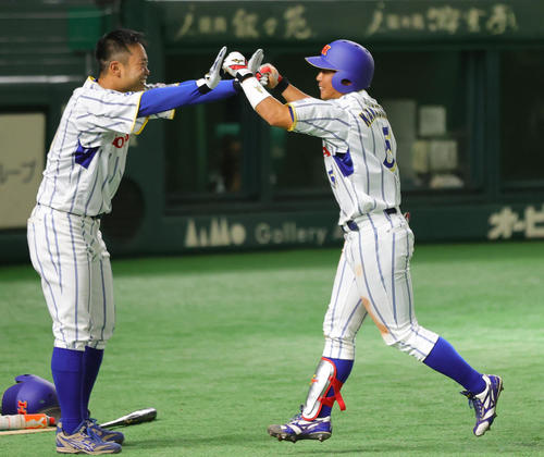 ホンダ熊本対鷺宮製作所　6回表ホンダ熊本無死、右越え本塁打を放ち喜ぶ川嶋（撮影・野上伸悟）