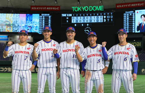 ホンダ熊本対鷺宮製作所　6本塁打を放ったホンダ熊本の選手たち。左から古寺、山本、石井、川嶋、2本塁打の稲垣（撮影・野上伸悟）