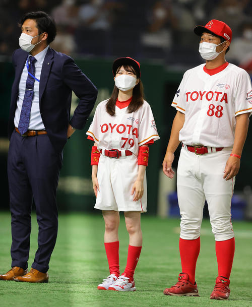 日本製鉄かずさマジック対トヨタ自動車　2－0で勝利し笑顔で応援席にあいさつするトヨタ自動車のチームマスコット。右は藤原監督（撮影・野上伸悟）