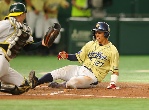 NTT西日本対JR東日本東北　5回表NTT西日本1死一、三塁、竹村の中犠飛で生還する辻本（撮影・野上伸悟）