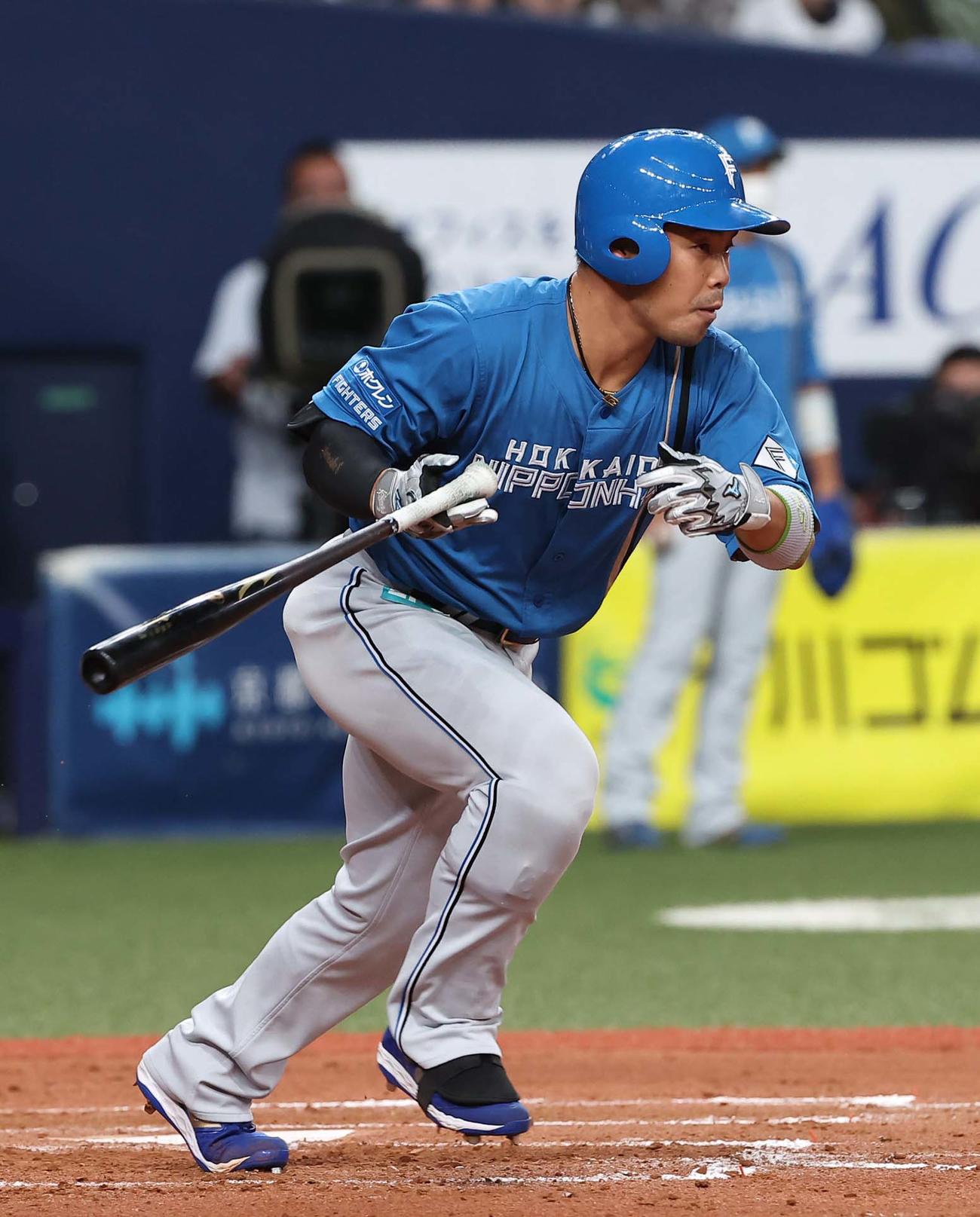 オリックス対日本ハム　3回表日本ハム2死二塁、近藤は右前に適時打を放つ（撮影・上田博志）